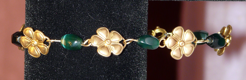 Green Bead Flower Bracelet